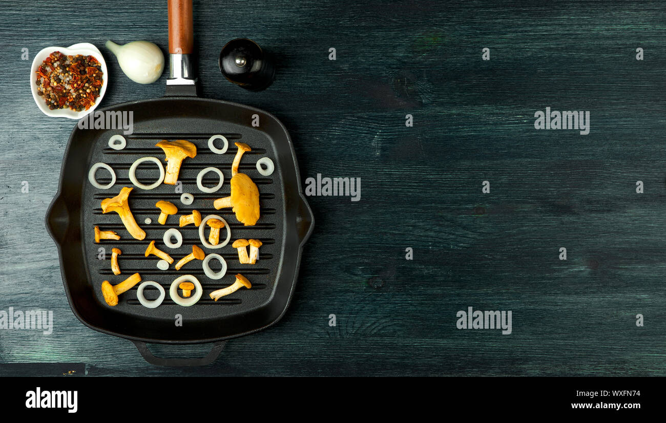 I funghi freschi con le spezie e le erbe sul bordo nero. Vista da sopra. Copia dello spazio. Foto Stock