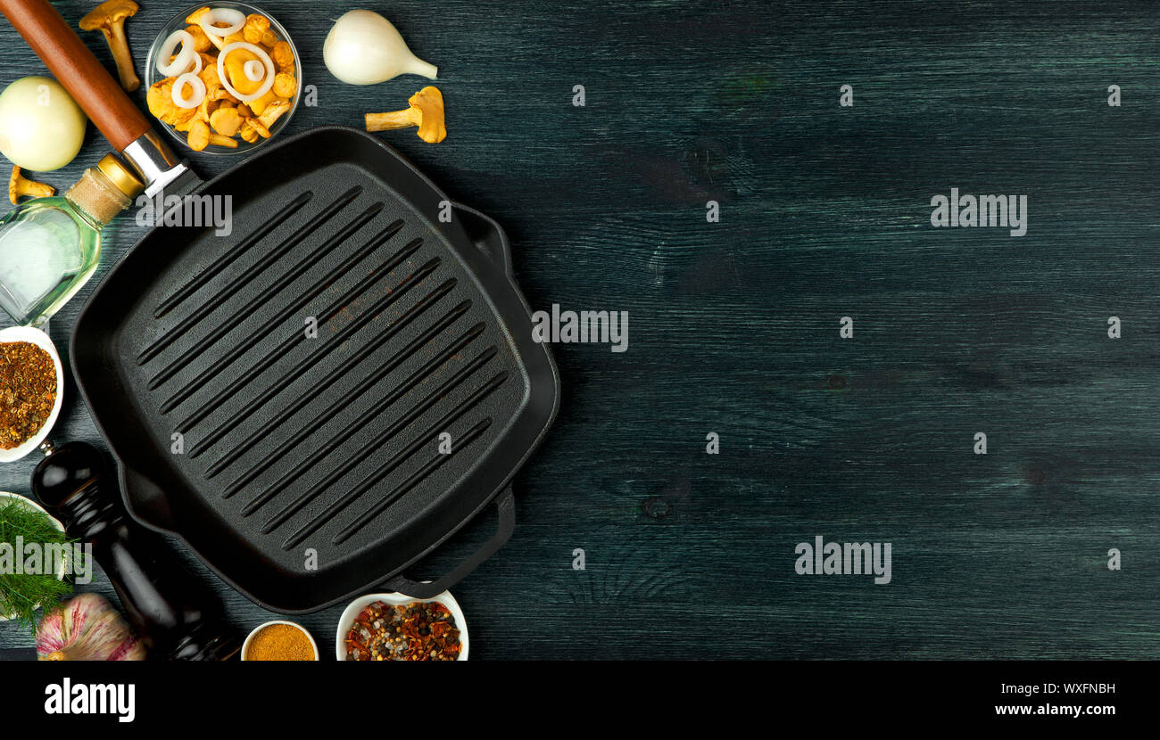 I funghi freschi con le spezie e le erbe sul bordo nero. Vista da sopra. Copia dello spazio. Foto Stock