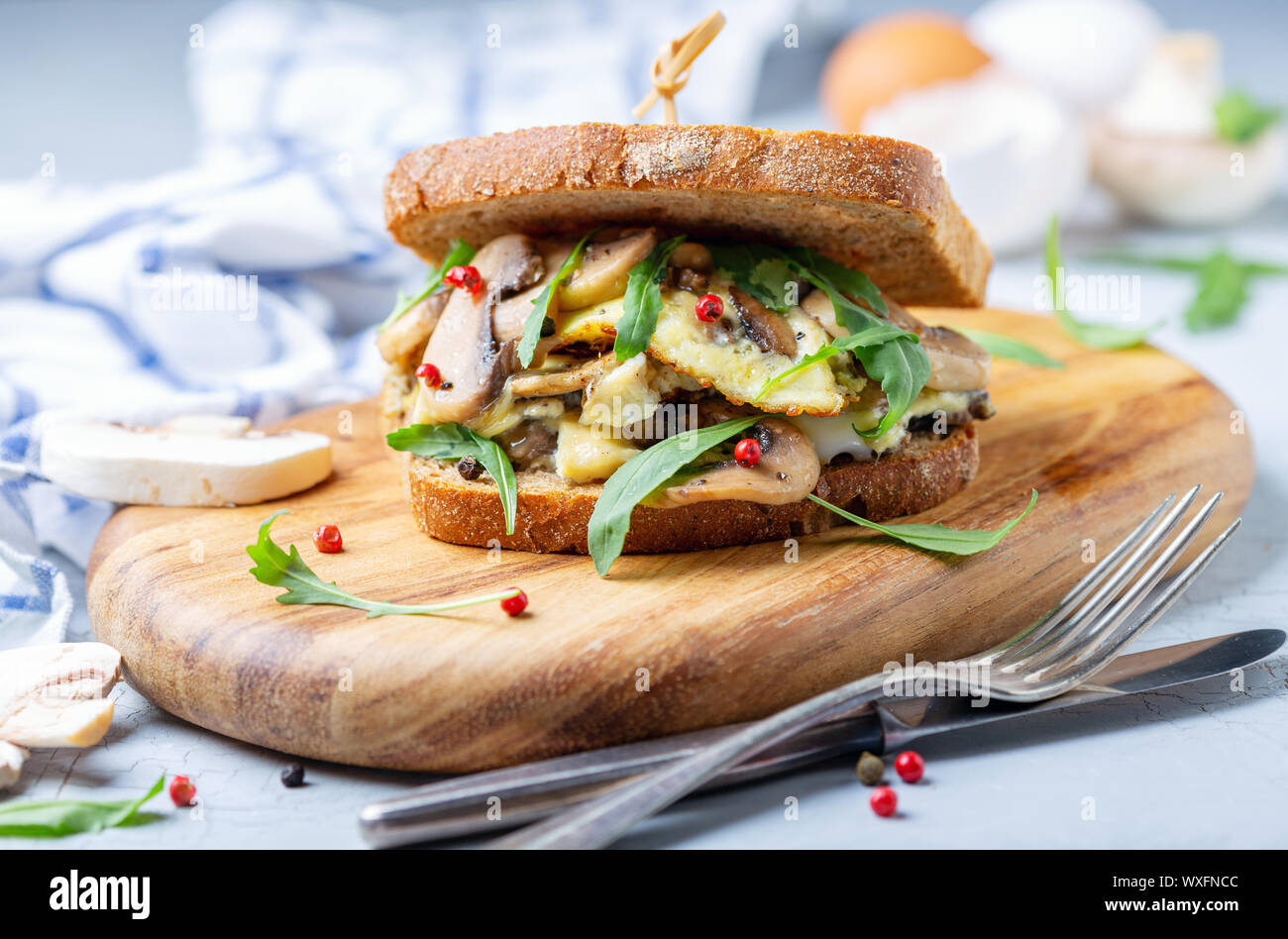 Sandwich con funghi e uova strapazzate per colazione. Foto Stock