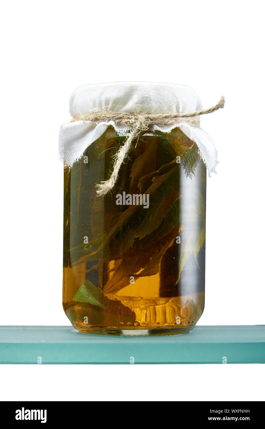 Vaso di vetro con varie tinture a isolare Foto Stock