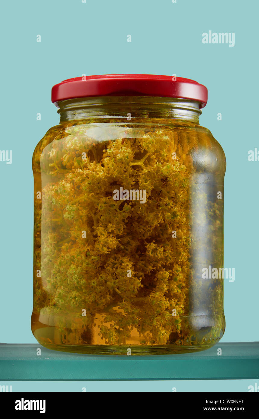 Vaso di vetro con varie tinture a isolare Foto Stock