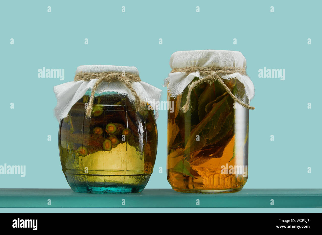 Vasi di vetro con varie tinture a isolare Foto Stock