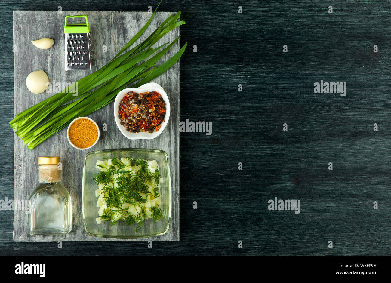 Zucchine in background. Giovani fritto le zucchine tagliate a fette in una padella su uno sfondo scuro. La vista dall'alto. Spazio di copia Foto Stock