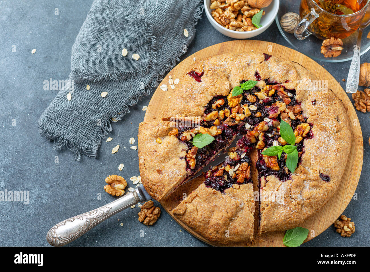 Tagliare galette con torta di avena, di uve secche di Corinto e le noci. Foto Stock