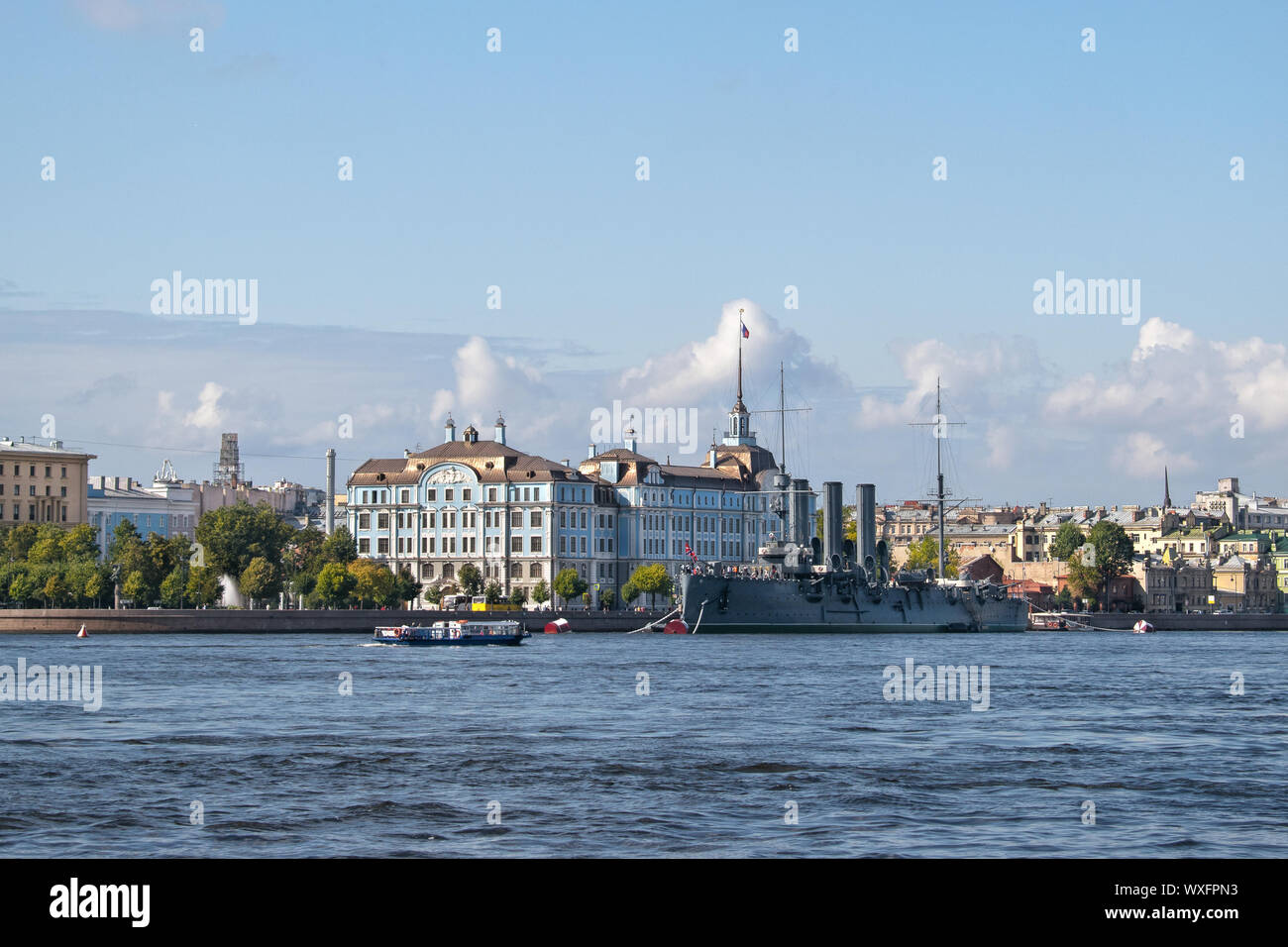 San Pietroburgo, Russia, Settembre 2019: Petrogradskaya terrapieno, l'edificio dell'Accademia Navale, il fiume Neva, l incrociatore Aurora in città o Foto Stock