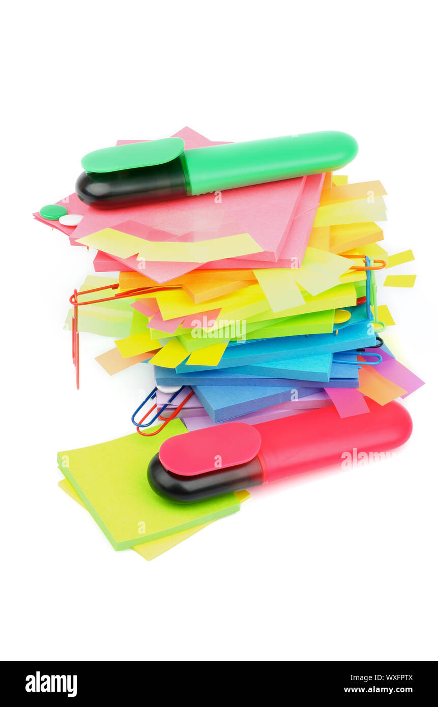 Pila di note adesive, fermaglio, appiccicosa, Lampo, clip e punta in feltro penne isolati su sfondo bianco Foto Stock