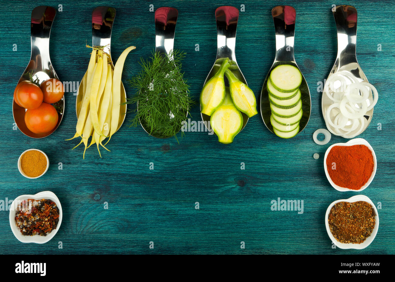 Verdure su sfondo. Verdure fresche e spezie su una superficie di legno. Spazio di copia Foto Stock