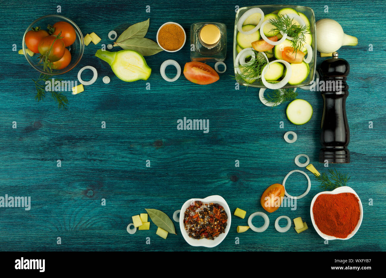 Verdure su sfondo. Verdure fresche e spezie su una superficie di legno. Spazio di copia Foto Stock