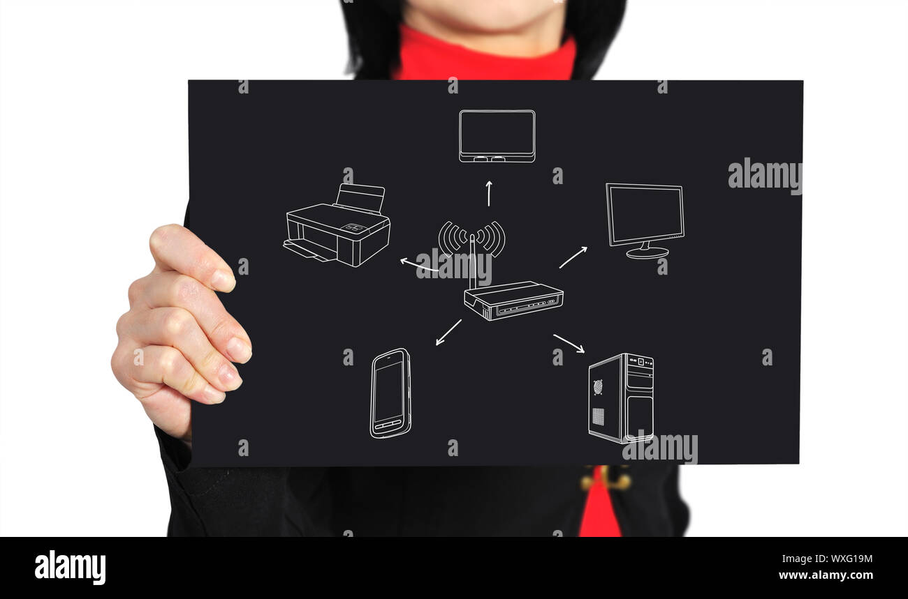 Donna che mantiene la carta nera con sistema wireless Foto Stock