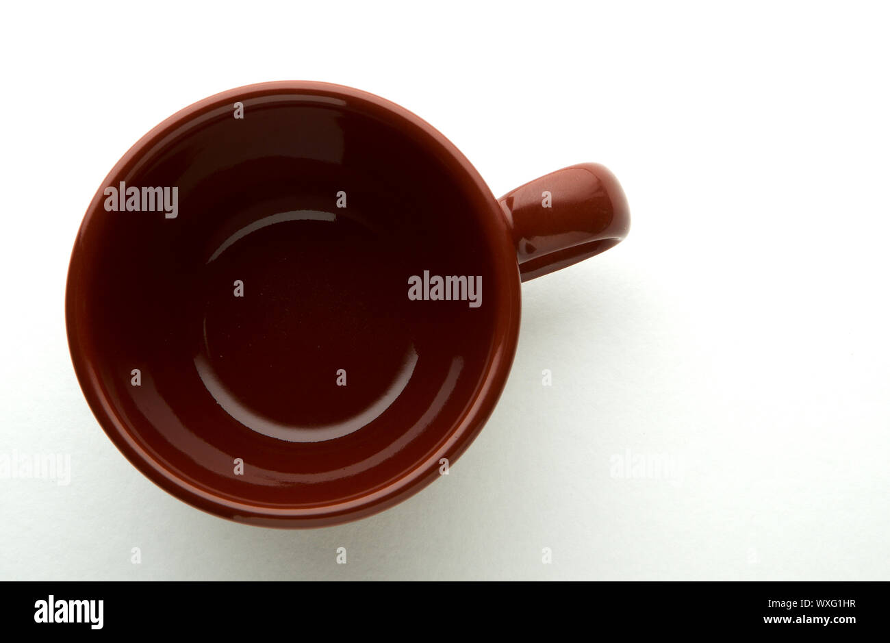 Mug a isolare. Clay boccale vuoto su una superficie isolata. Foto Stock