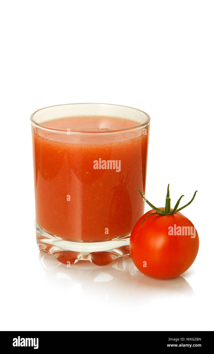 Succo di frutta sulla isolare. Con un bicchiere di succo di pomodoro e il pomodoro fresco. Foto Stock