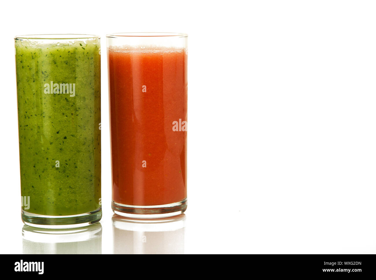 Cocktail fresco su isolare. Due bicchieri con cocktail di vegetali. Bibite salutari. Foto Stock