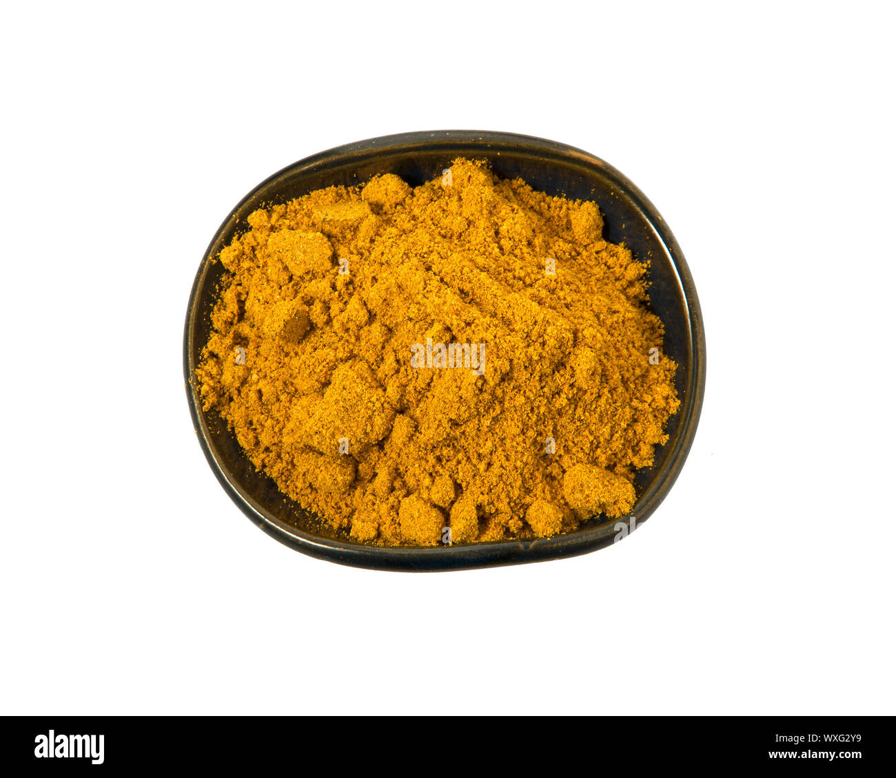 La curcuma in polvere isolata su sfondo bianco. Vista da sopra. Lay piatto. Foto Stock