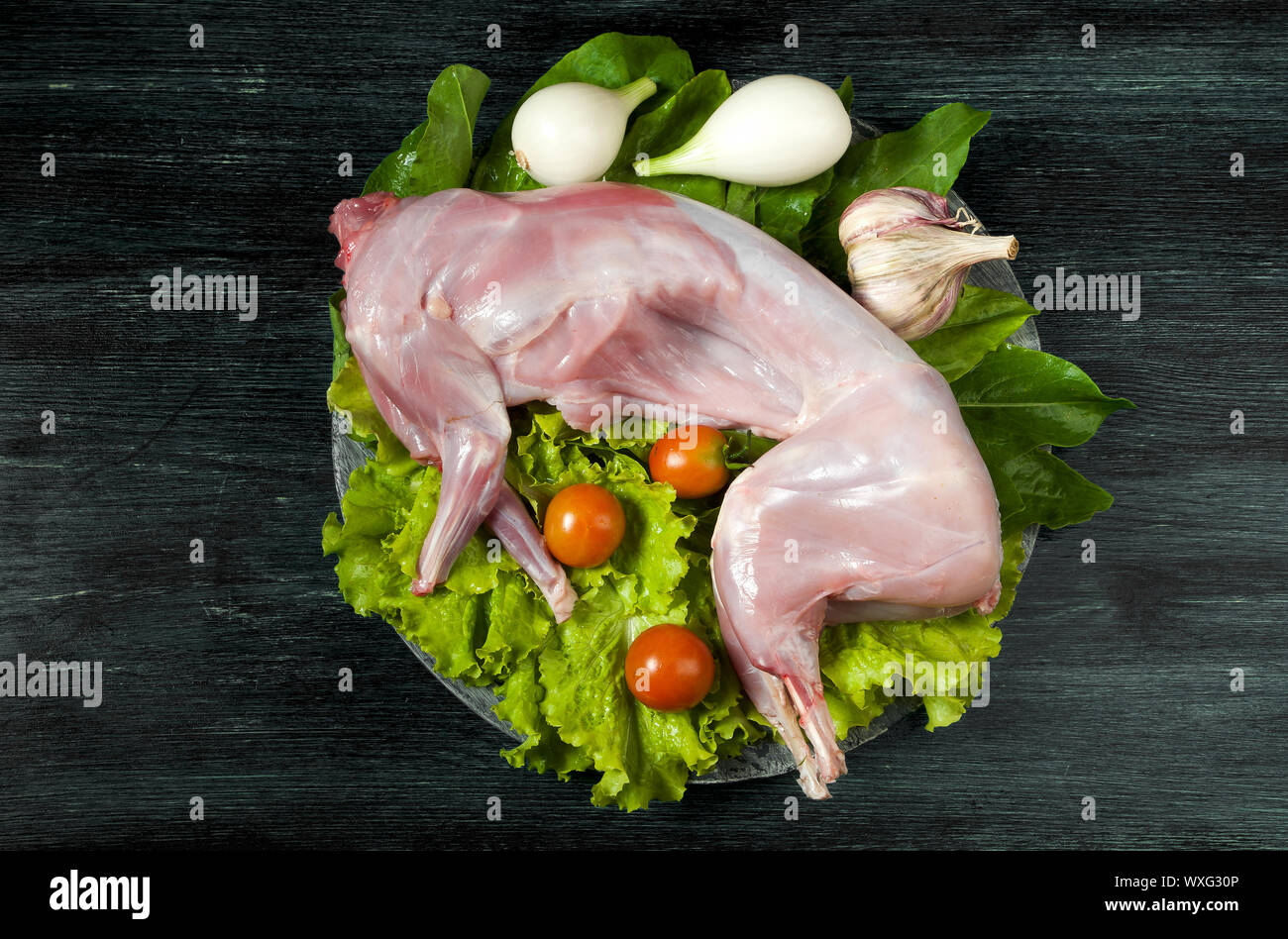 Fresco verde di zucchina al buio su un tavolo. La vista dall'alto. Copia dello spazio. Foto Stock