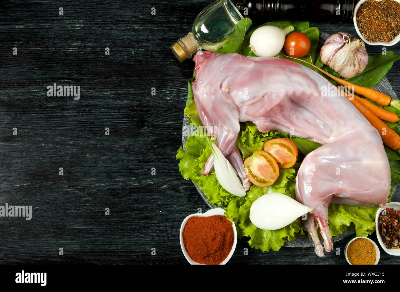 Fresco verde di zucchina al buio su un tavolo. La vista dall'alto. Copia dello spazio. Foto Stock