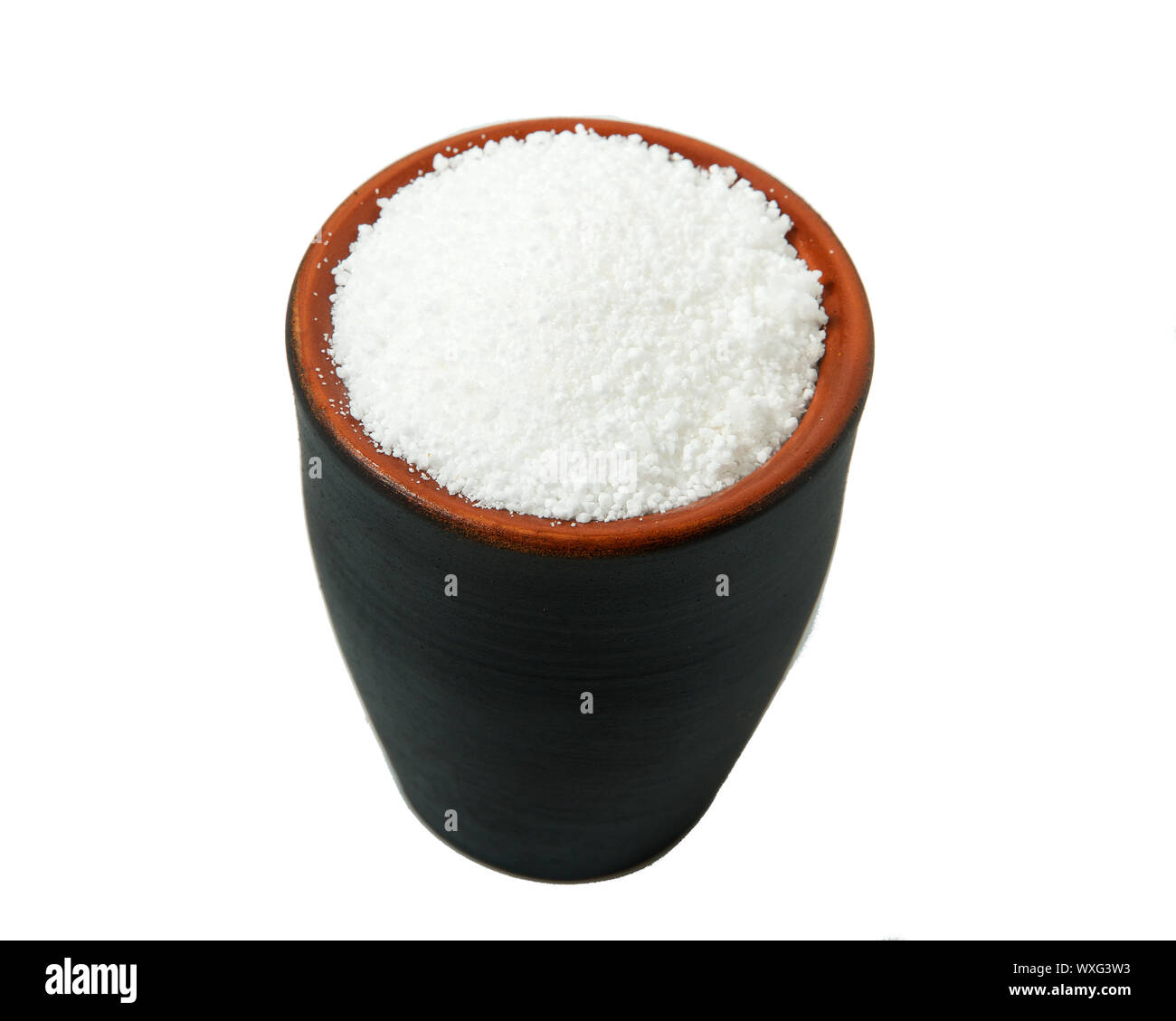 Acido citrico in una ciotola isolato su uno sfondo bianco. Vista da sopra. Foto Stock