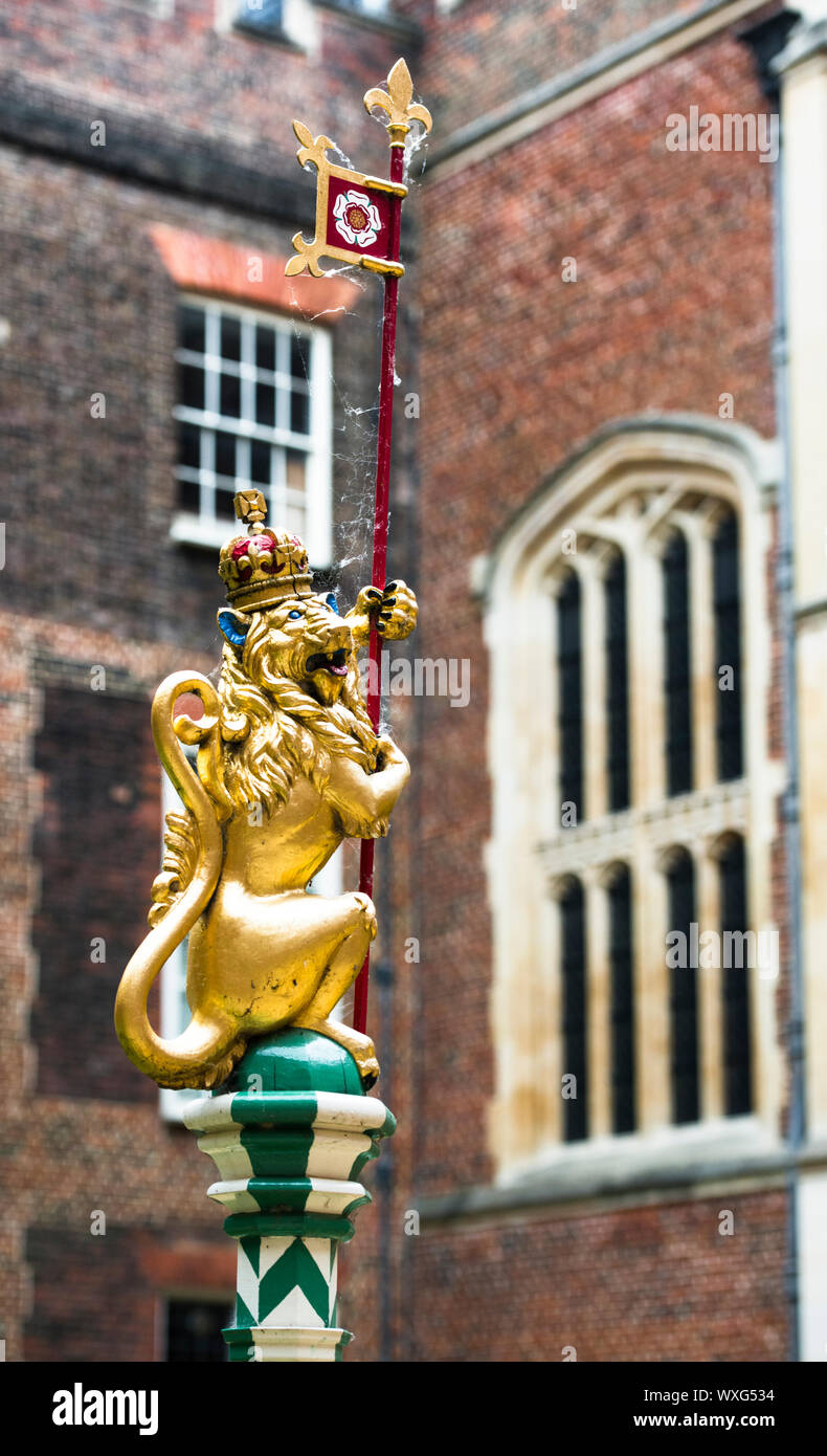 Il Golden Lion di Inghilterra, Hampton Court Palace, Cappella Giardino. Un moderno immaginando di Tudor giardino, utilizzando gli indizi da Enrico VIII ritratto. Foto Stock
