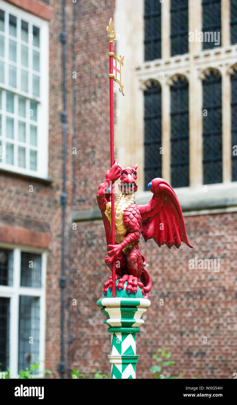 Il drago rosso del Galles, Hampton Court Cappella Giardino. Scultura in legno di quercia. Un moderno immaginando di Tudor giardino, utilizzando gli indizi da Enrico VIII ritratto. Foto Stock