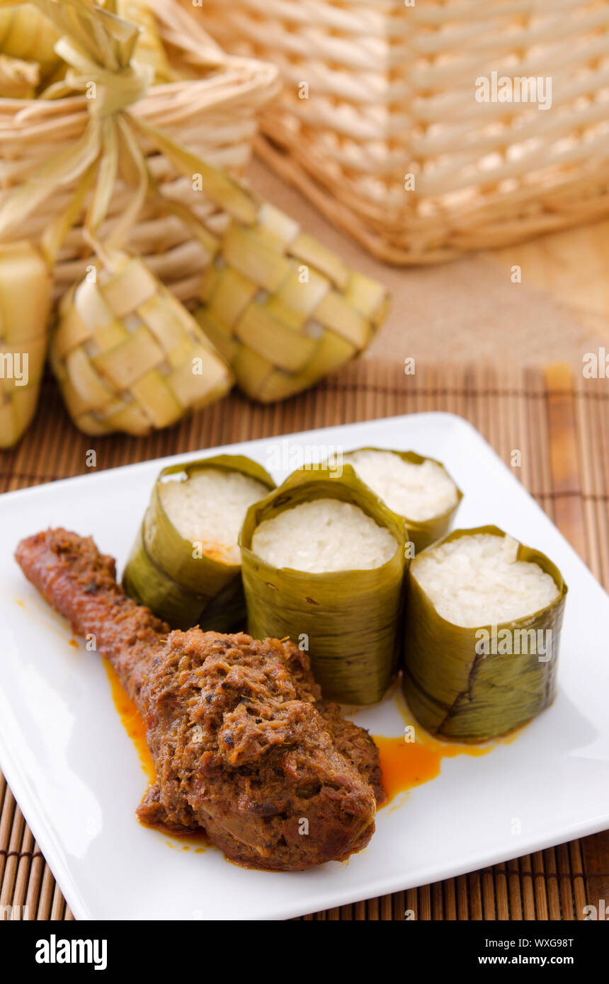 Lemak Lemang, tradizionale cibo malese fatta di riso glutinoso, latte di cocco e il sale. Cucinato in una cava bastone di bambù rivestita con foglie di banano. Se Foto Stock