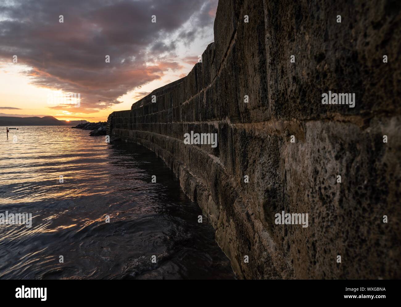Lyme Regis, Dorset, Regno Unito. Xvii Settembre 2019. Regno Unito Meteo. Sunrise sulla costa sud. Credito: DTNews/Alamy Live News Foto Stock