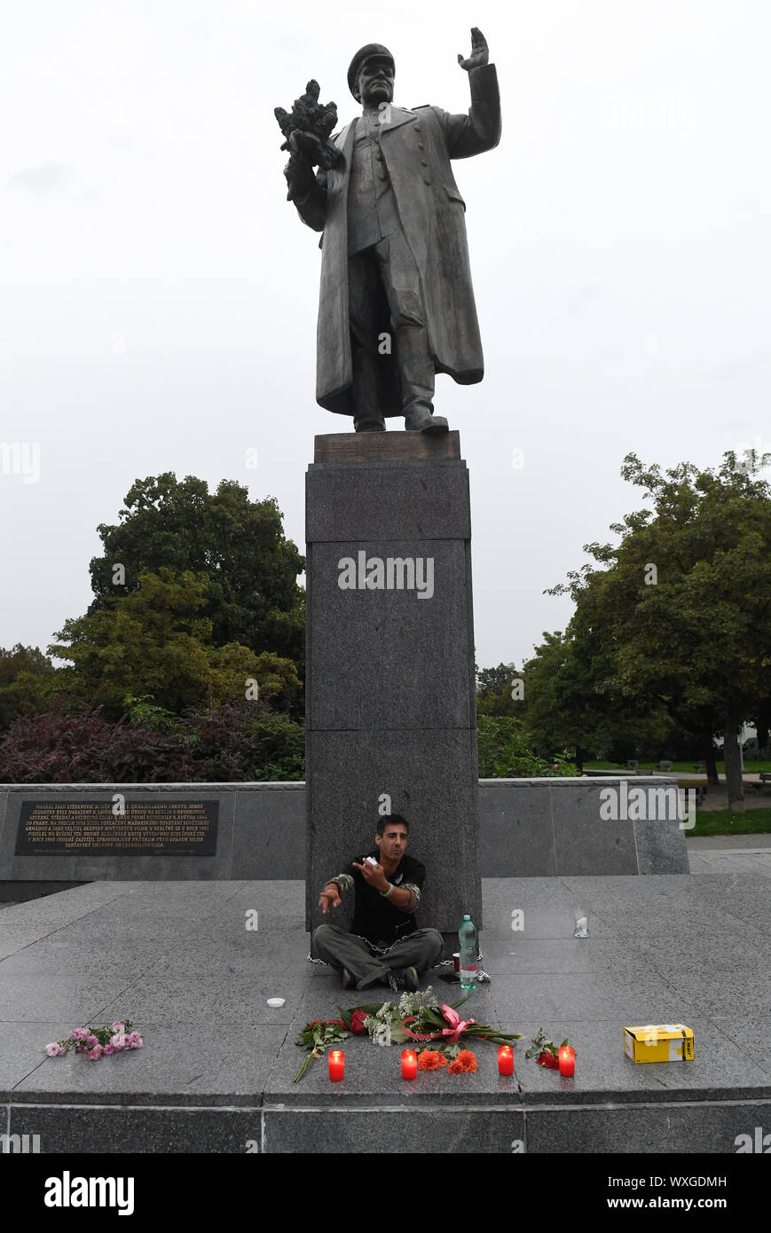 Praga, Repubblica Ceca. Xvi Sep, 2019. Un uomo legato se stesso alla statua del maresciallo sovietico Ivan Konev sulla piazza Interbrigady in Praga 6 il lunedì sera, 16 settembre 2019, per protestare contro il suo trasferimento e la polizia ha lasciato lui vi poiché egli non minacciano l'ordine pubblico, Praga portavoce della polizia Violeta Siristova ha detto a CTK. "L'uomo sta protestando contro la delocalizzazione della statua. Egli vuole rimanere in luogo solo fino a tarda sera perché ha bisogno di andare al lavoro il Martedì,' Siristova detto. Credito: Michal Krumphanzl/CTK foto/Alamy Live News Foto Stock