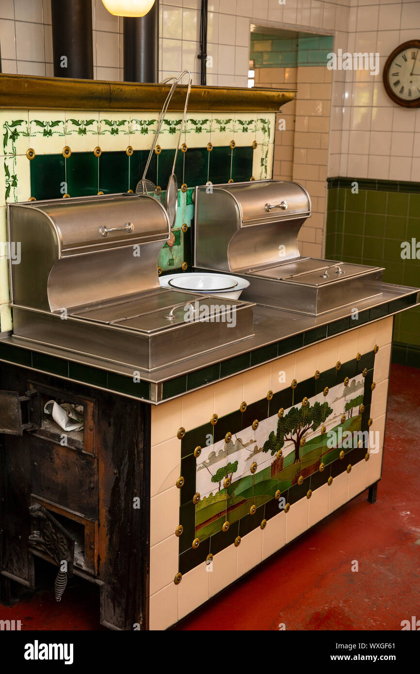 Regno Unito, County Durham, Beamish, museo, Pit Village, Davey il pesce fritto & Chip Ristorante di patate, Vittoriano GW Atkinson Castello Nuovo range, con pavimenti piastrellati deco Foto Stock