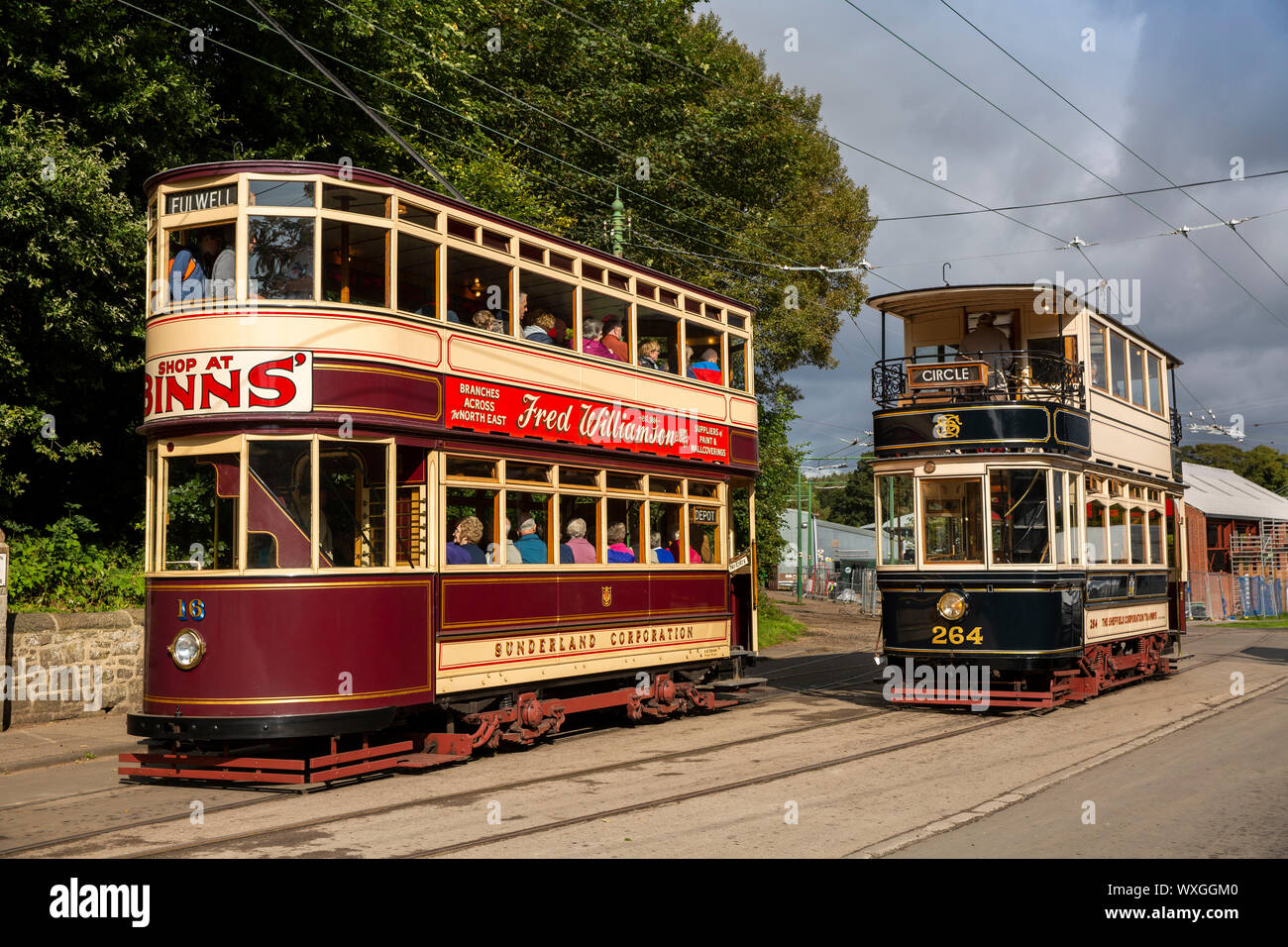 Regno Unito, County Durham, Beamish, museo, 1900 ex Sunderland il Tram 16, passante 1907 Sheffield Tram 264 Foto Stock