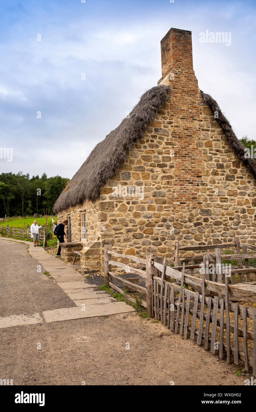 Regno Unito, County Durham, Beamish, museo, 1820s area, Giuseppe Hedley, 'Joe il quilter' cottage con heather tetto di paglia Foto Stock