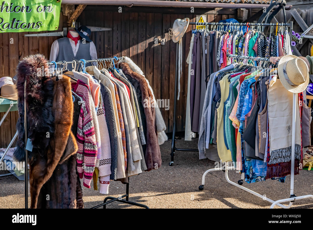 Rotaie di 1940s stile di abbigliamento vintage in vendita durante l annuale degli anni quaranta nel weekend di Sheringham Norfolk Foto Stock