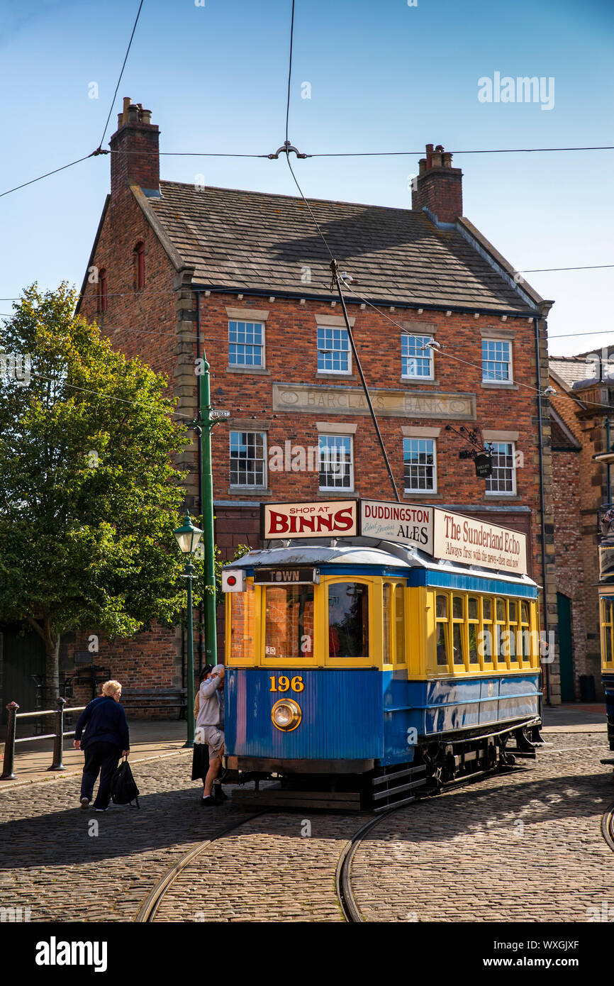 Regno Unito, County Durham, Beamish, museo, Città, passeggeri porto di imbarco società tram Tram 196 al di fuori di Barclays Bank Foto Stock