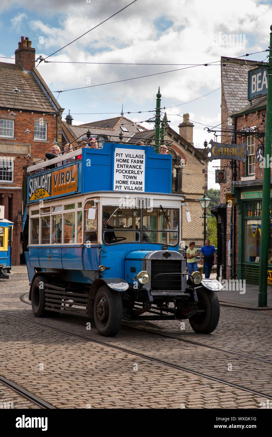 Regno Unito, County Durham, Beamish, museo, Città, pasengers su LGOC (tipo B) la replica a sommità aperta al di fuori del bus Motor & cicli di opere Foto Stock