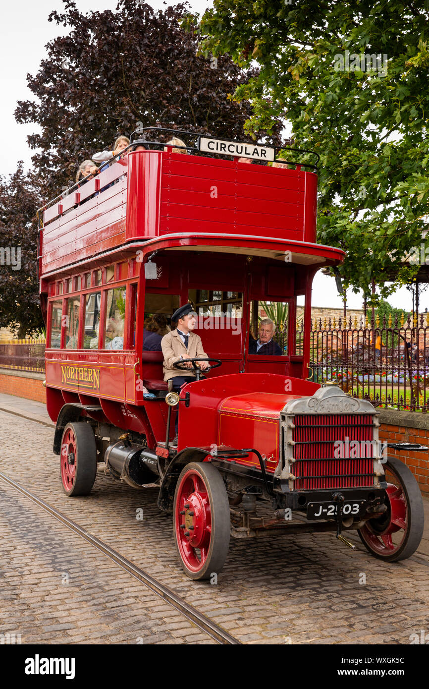 Regno Unito, County Durham, Beamish, museo, Città, conducente al volante della replica 1913 Daimler D a sommità aperta come bus utilizzato da Gateshead tranviarie, successivamente Gene settentrionale Foto Stock