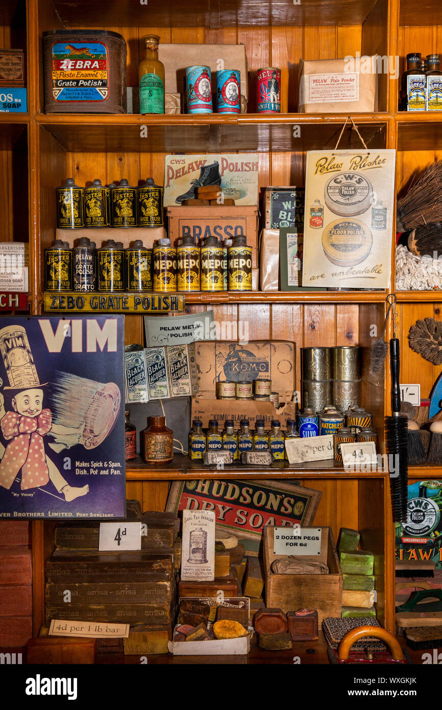 Regno Unito, County Durham, Beamish, museo, Città, Annfield Plain Industrial Co-shop, dipartimento di hardware, scaffali pieni di vintage di prodotti per la pulizia e la pol Foto Stock
