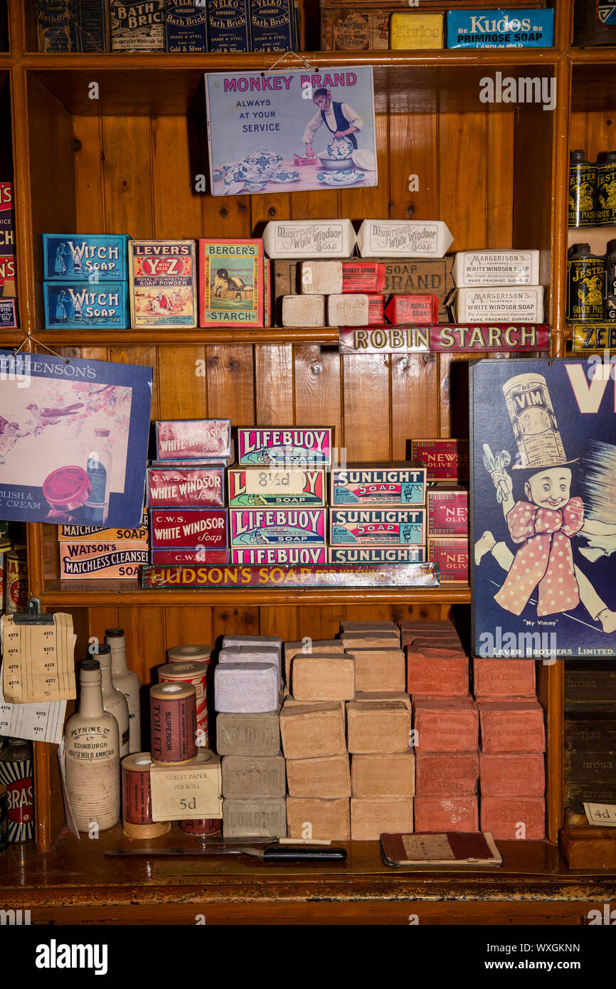 Regno Unito, County Durham, Beamish, museo, Città, Arnfield pianura Industrial Co-shop, dipartimento di hardware, scaffali pieni di saponi vintage Foto Stock