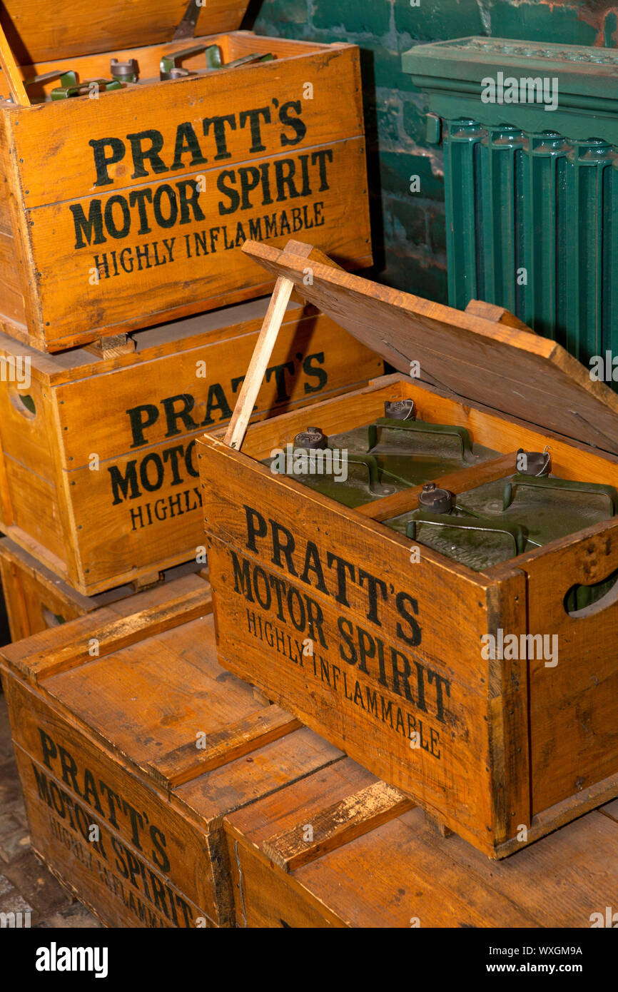 Regno Unito, County Durham, Beamish, museo, Città, Motor & cicli di opere, le casse di legno contenenti quattro barattoli di Pratts Motor spirit Foto Stock