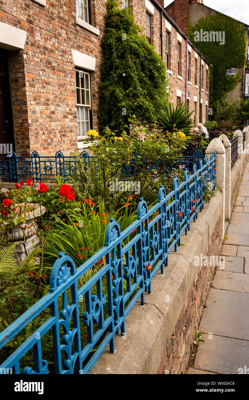 Regno Unito, County Durham, Beamish, museo, Città, Main Street, Ravensworth terrazza, blu dipinto di ringhiere esterno giardini anteriore Foto Stock