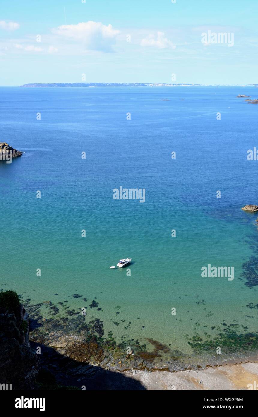 La grande baia di Greve a La Coupee, la Causeway linking Grand Sark e poco Sark, l'isola di Guernsey e di Herm in distanza, Isole del Canale, REGNO UNITO Foto Stock