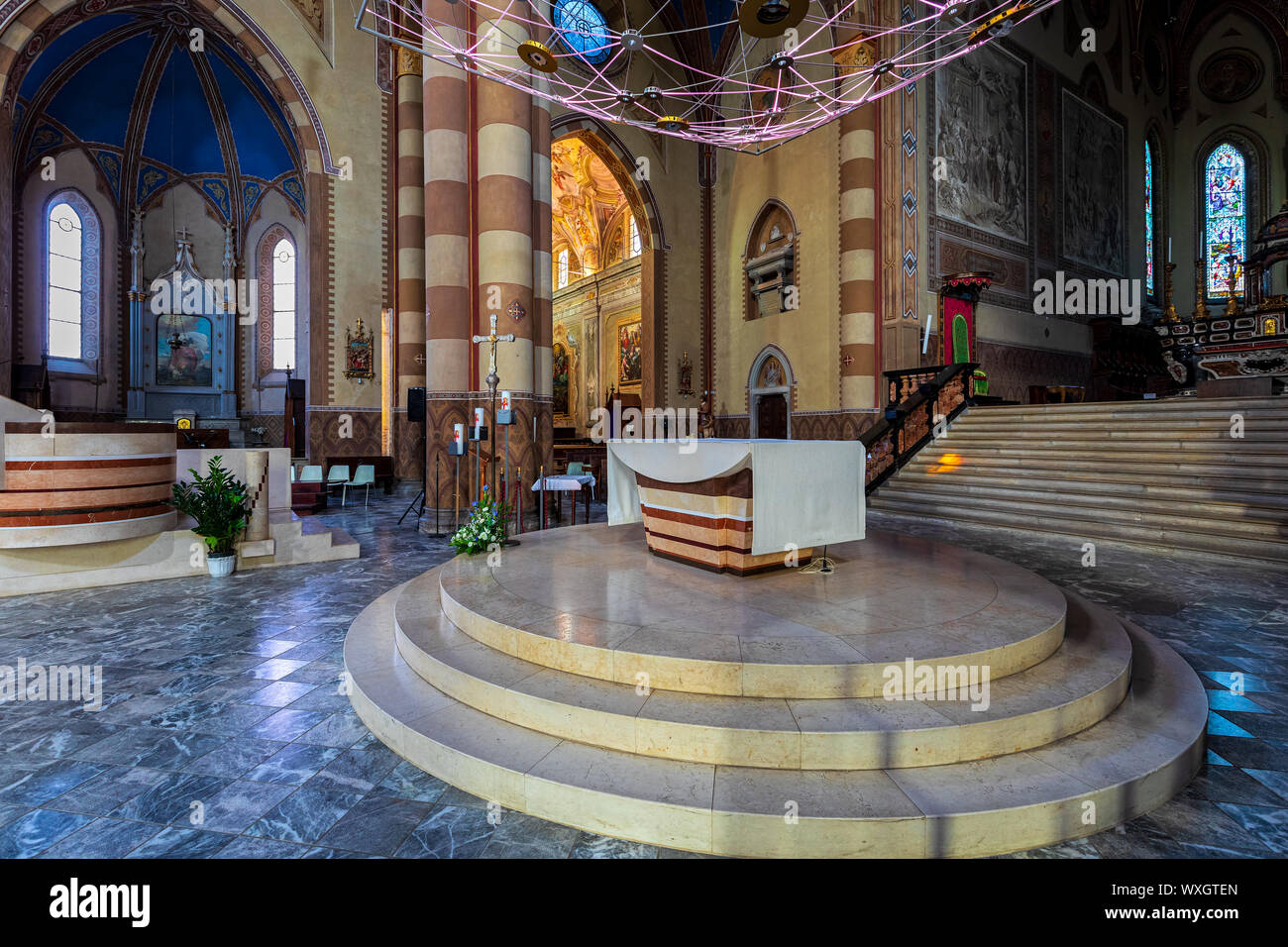 Vista interna di San Lorenzo (aka Duomo - Cattedrale cattolica romana dedicata a San Lorenzo e si trova nella città di Alba, Italia. Foto Stock