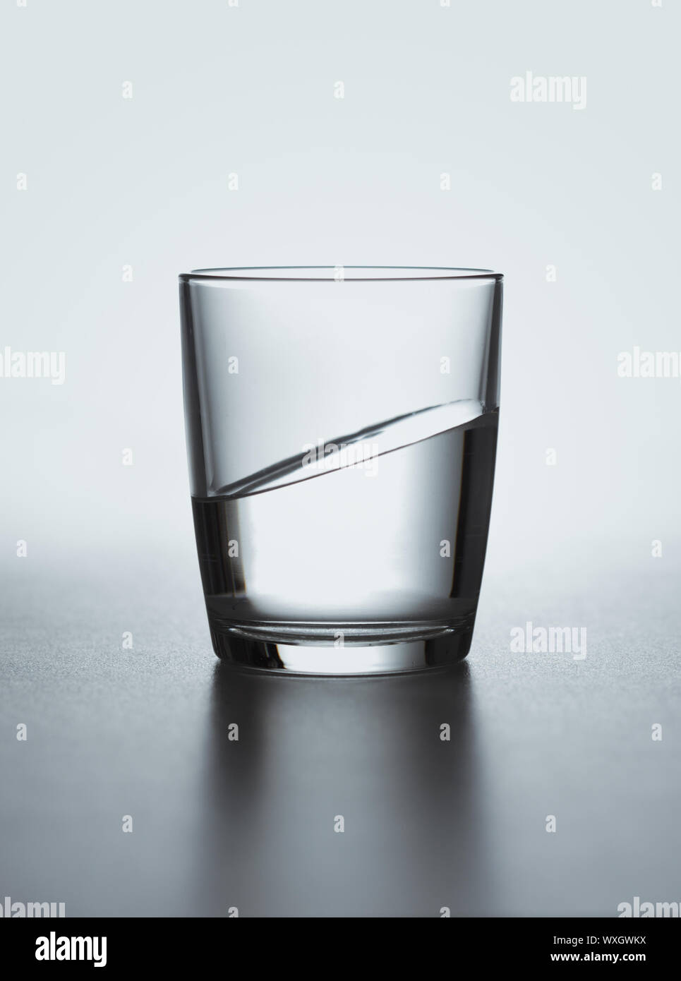 Bicchiere di acqua, acqua livello inclinato Foto stock - Alamy