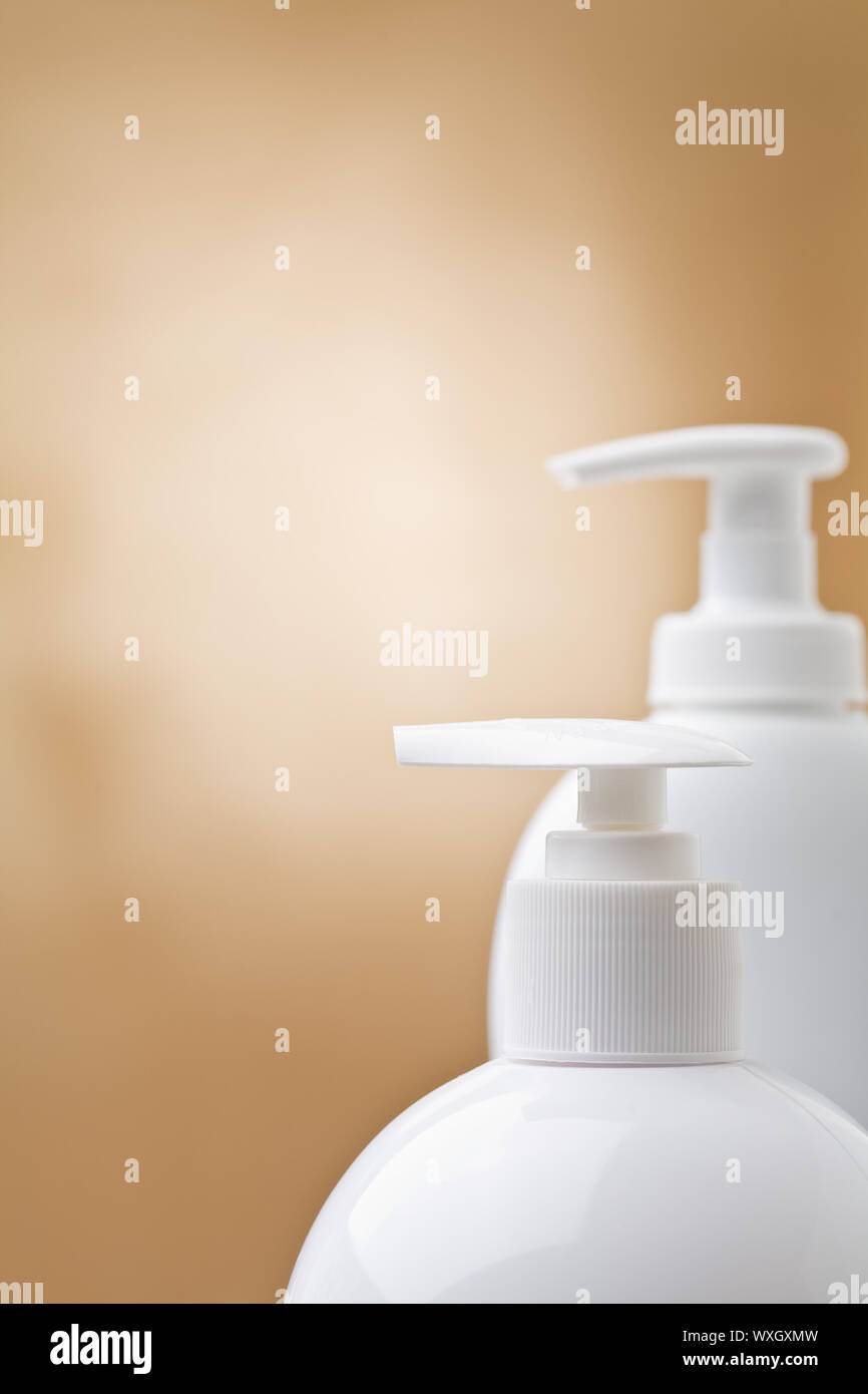 Copyspace vista sulle cime di spray cosmetiche Foto Stock