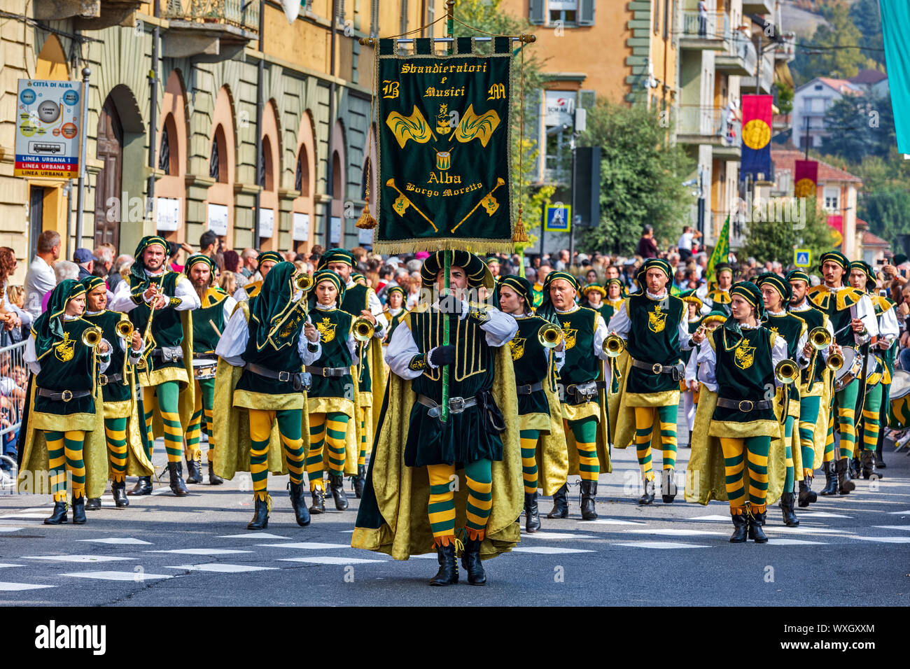 Processione in abiti storici sulla parata medievale - parte tradizionale di celebrazioni durante il bianco annuale Sagra del Tartufo di Alba, Italia. Foto Stock