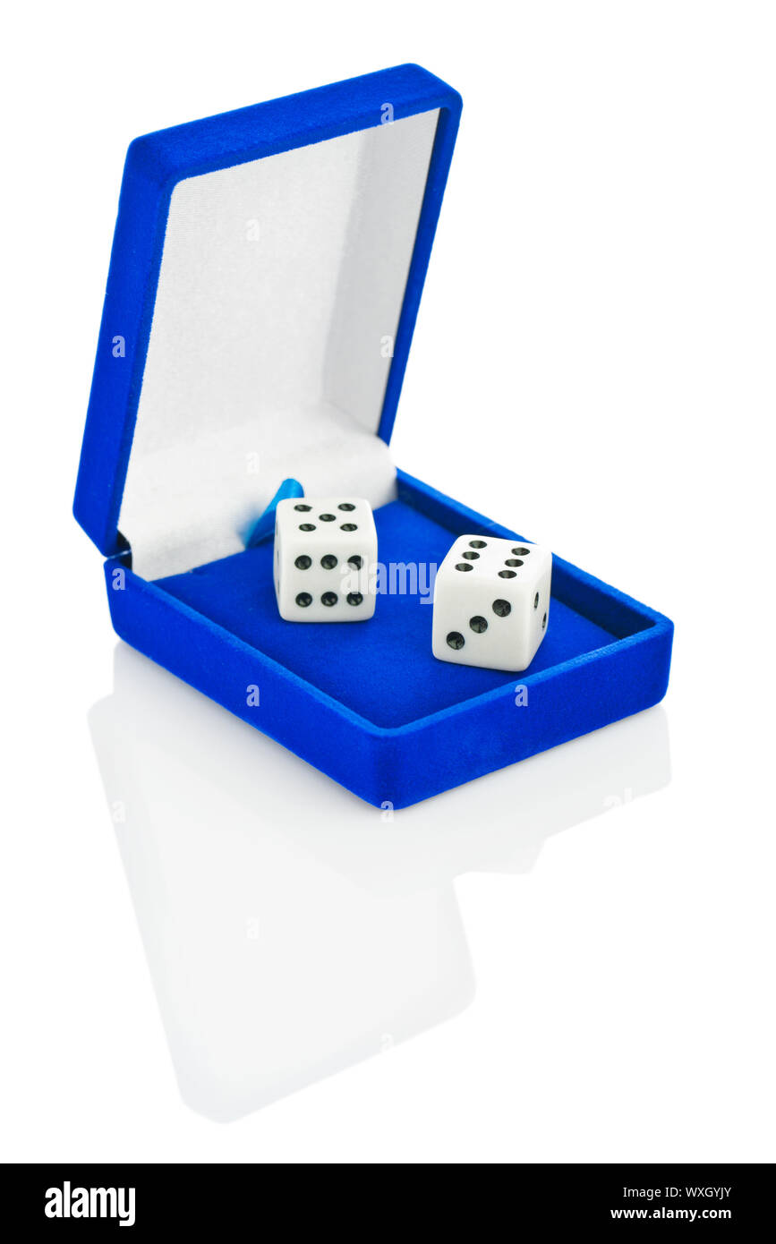 Due dado da gioco in scatola blu isolato Foto stock - Alamy
