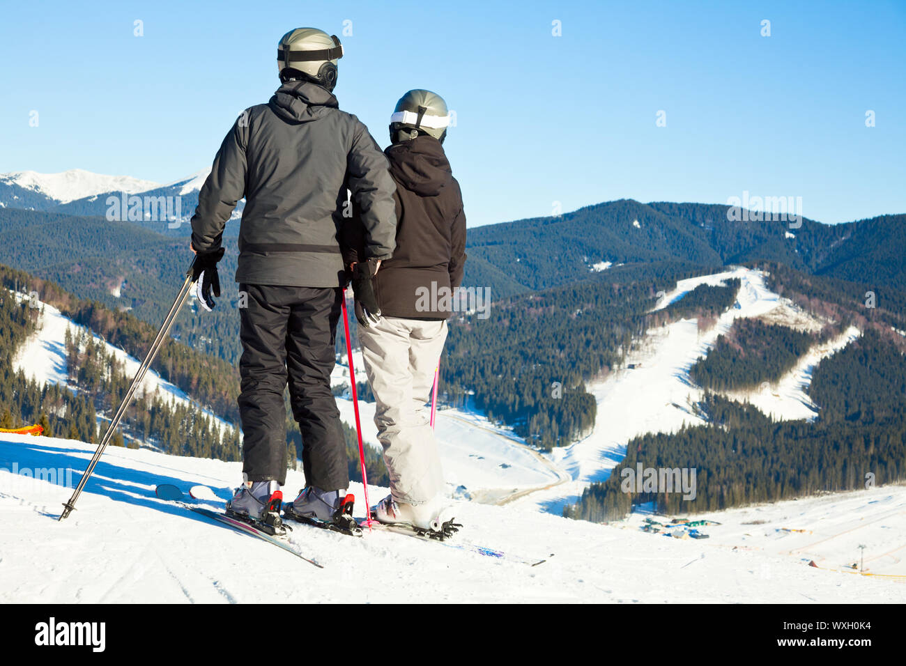 Gli sciatori affacciato sulla pista da sci a Bukovel ski resort Foto Stock