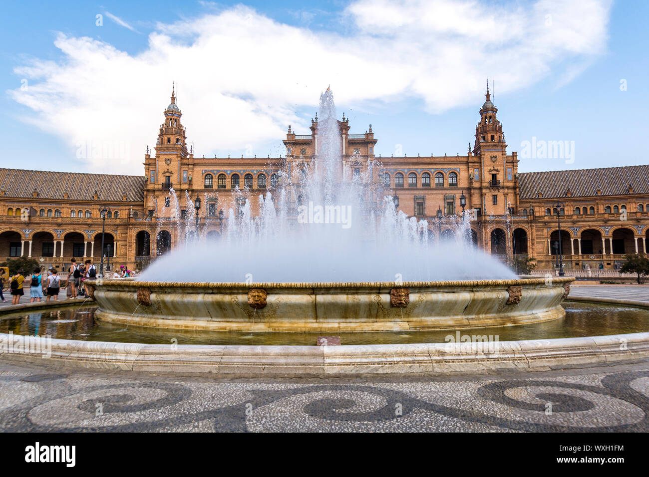 Un'immagine della Plaza de Espana conosciuta in inglese come Piazza Spagnola. Una delle destinazioni turistiche più popolari di Siviglia, Spagna. Foto Stock