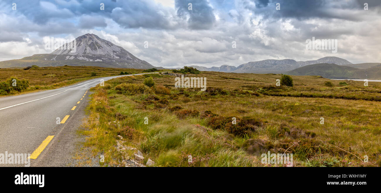 Vista sulla montagna Errigal e il paesaggio Foto Stock