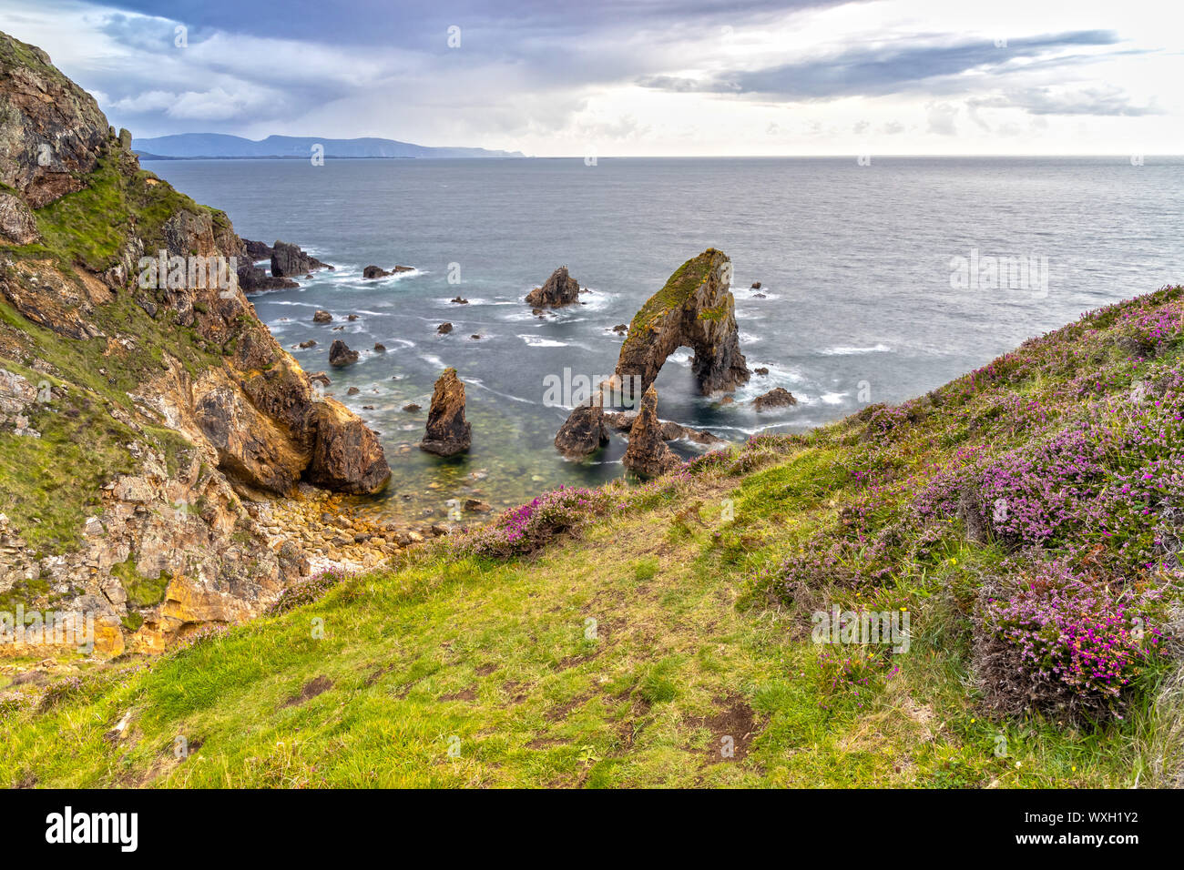 Testa Crohy arco sul mare e il mare di pile nella Contea di Donegal, Irlanda Foto Stock
