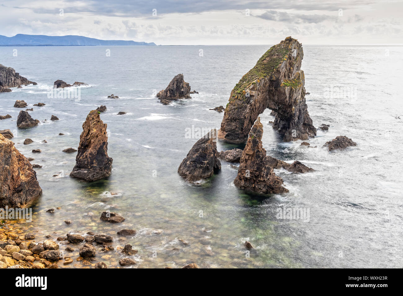 Testa Crohy arco sul mare e il mare di pile nella Contea di Donegal, Irlanda Foto Stock