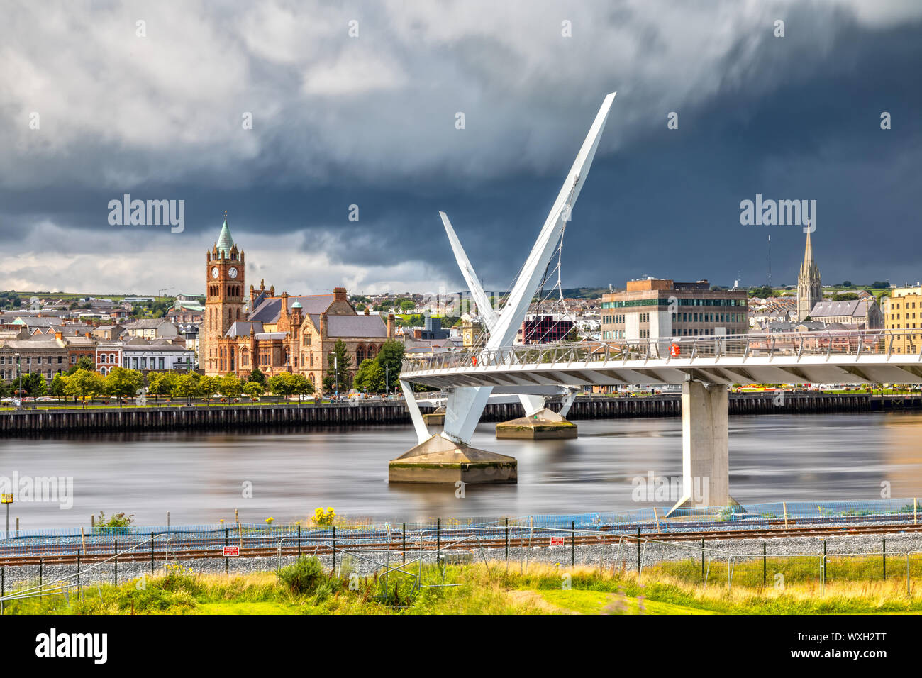Il ponte di pace e Guild Hall in Londonderry / Derry in Irlanda del Nord Foto Stock