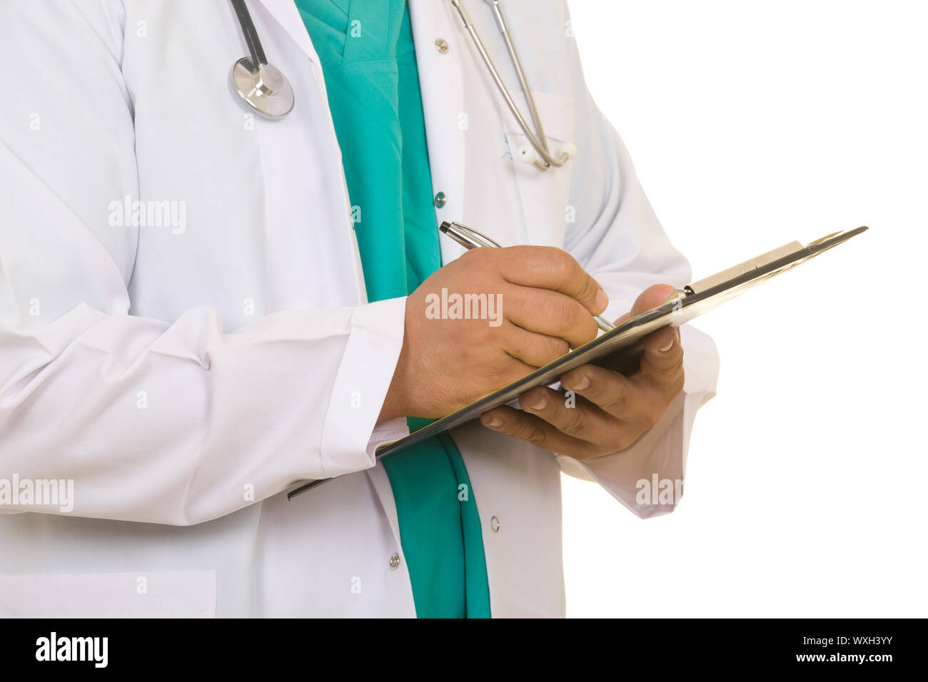 Immagine di un operatore sanitario che indossano uniformi tenendo un clipboard con obbligo di ricetta Foto Stock