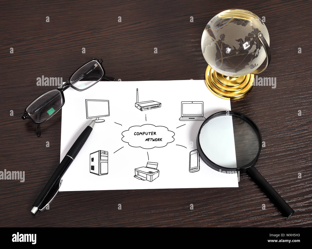 Schema di rete del computer sul tavolo imprenditore Foto Stock